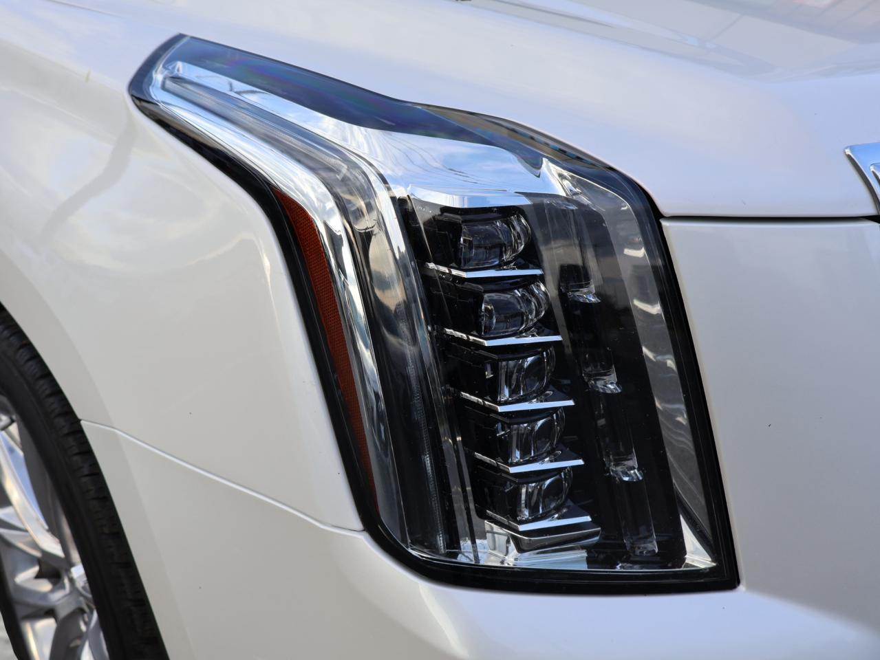 2018 Cadillac Escalade V8 PREMIUM LUXURY 4WD CERTIFIED *7 SEATS*SERVICE RECORDS* 360 CAMERA NAV DVD BLUETOOTH LEATHER COOL/HEAT 4 SEATS/STEERING SUNROOF CRUISE ALLOYS Photo