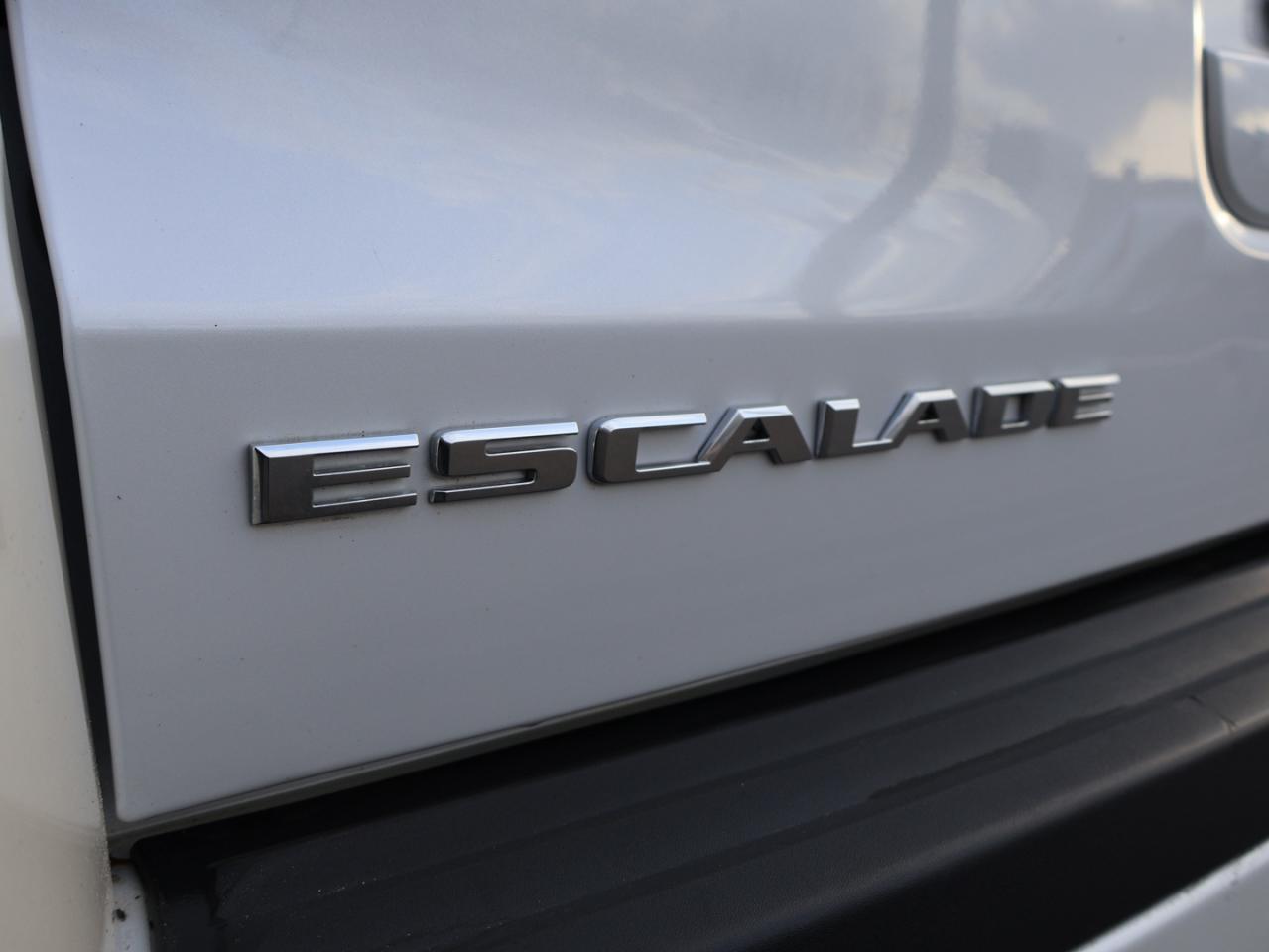 2018 Cadillac Escalade V8 PREMIUM LUXURY 4WD CERTIFIED *7 SEATS*SERVICE RECORDS* 360 CAMERA NAV DVD BLUETOOTH LEATHER COOL/HEAT 4 SEATS/STEERING SUNROOF CRUISE ALLOYS Photo