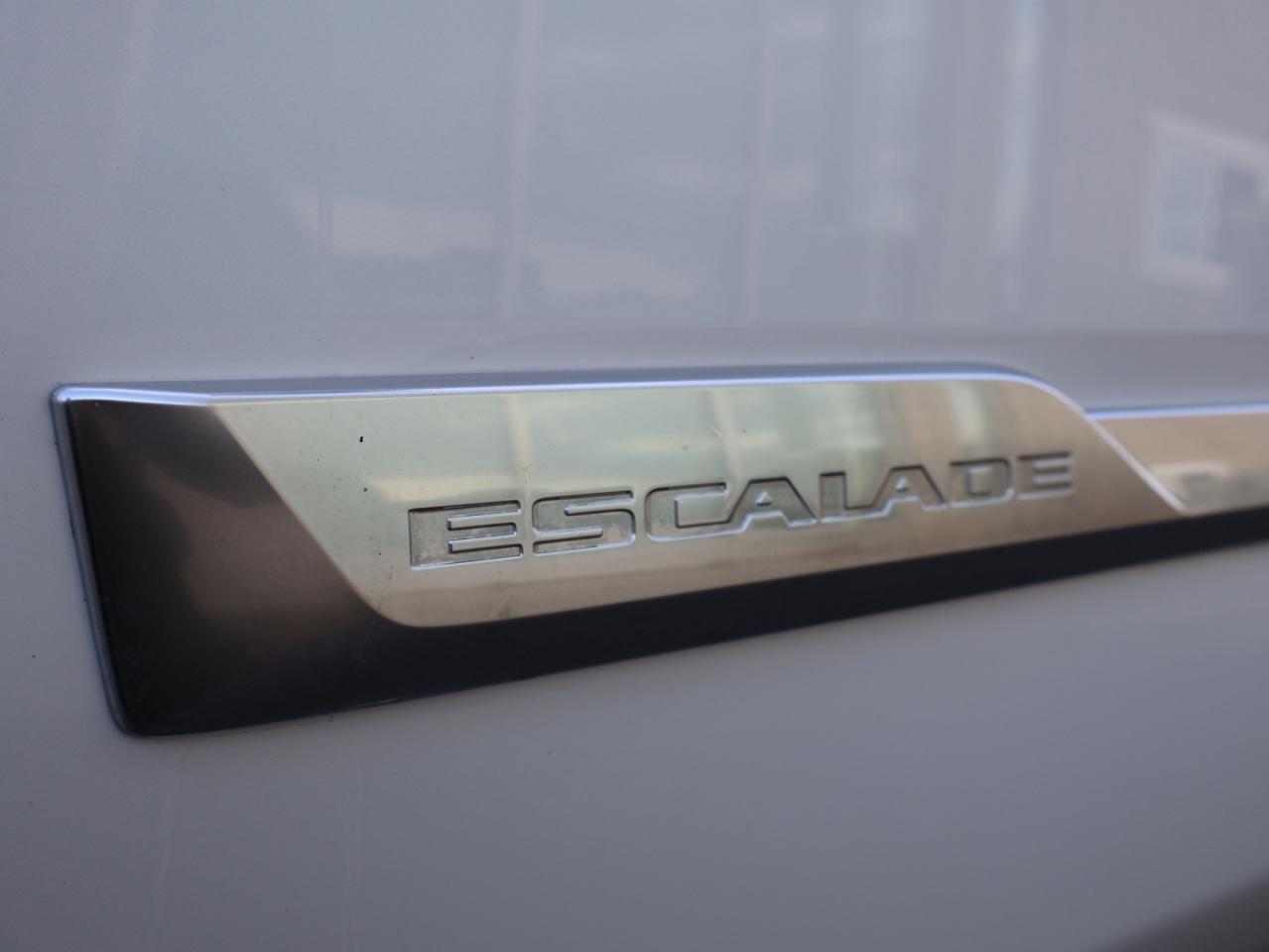 2018 Cadillac Escalade V8 PREMIUM LUXURY 4WD CERTIFIED *7 SEATS*SERVICE RECORDS* 360 CAMERA NAV DVD BLUETOOTH LEATHER COOL/HEAT 4 SEATS/STEERING SUNROOF CRUISE ALLOYS Photo