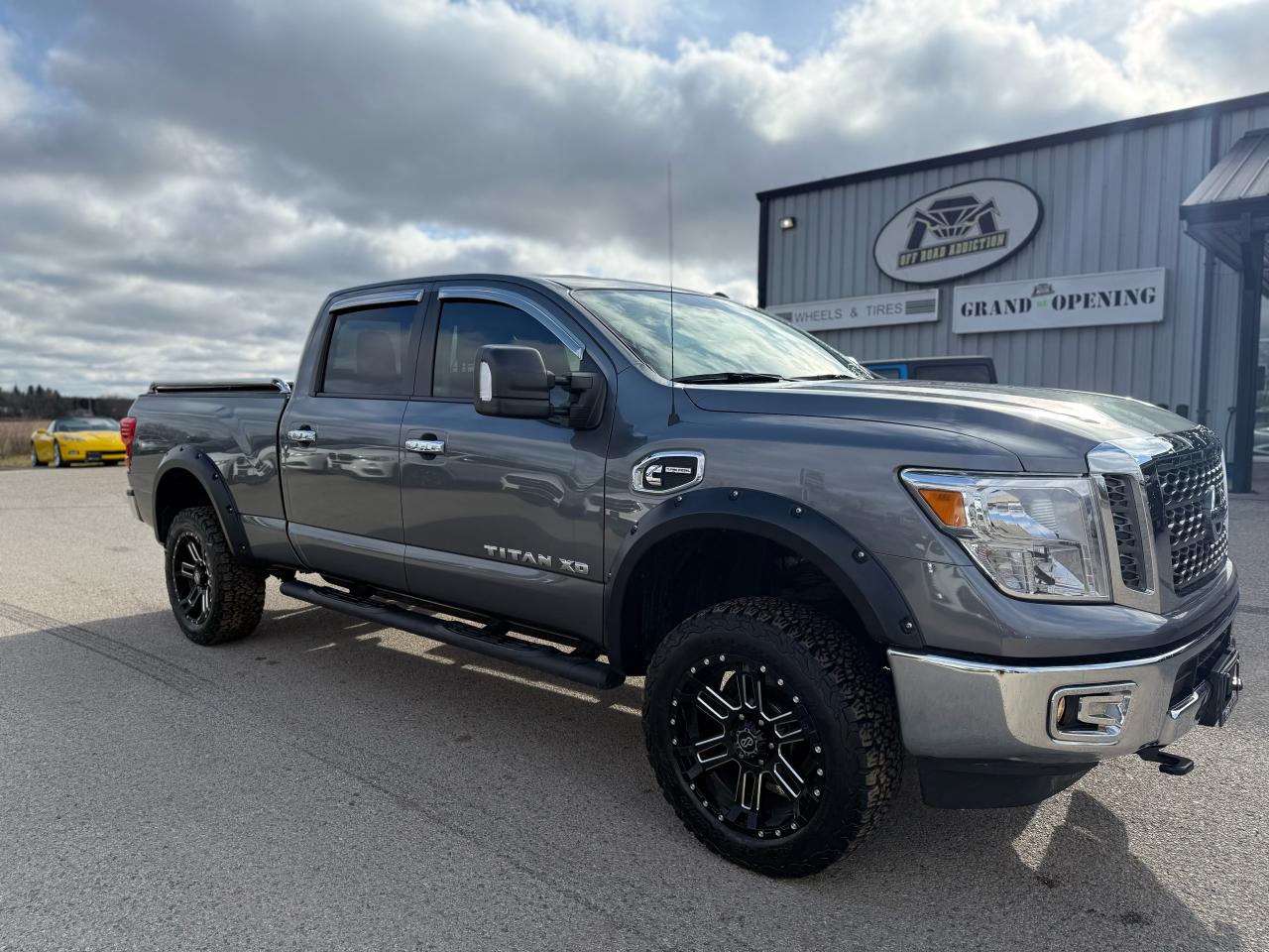 2017 Nissan Titan SV Photo2