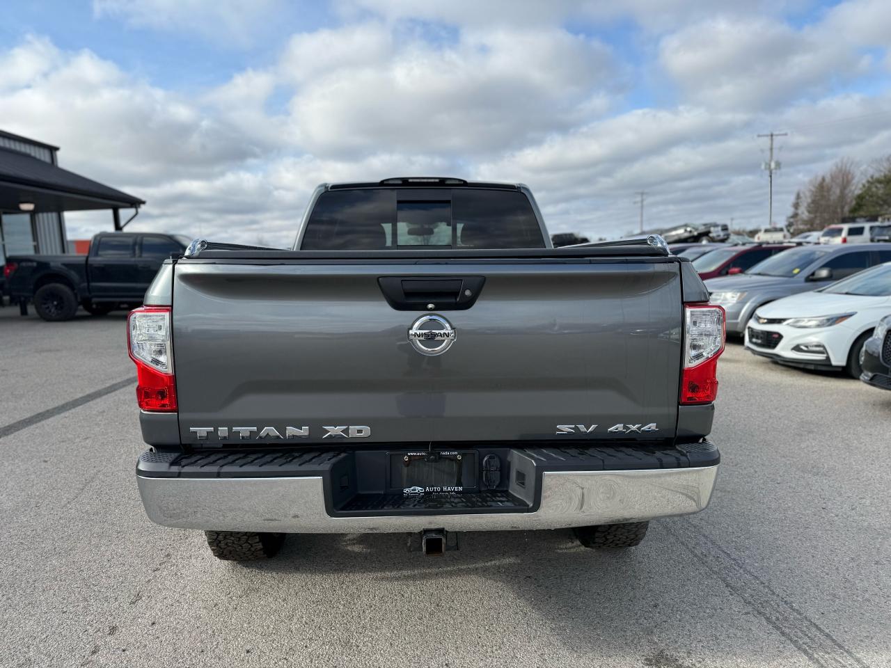 2017 Nissan Titan SV Photo4