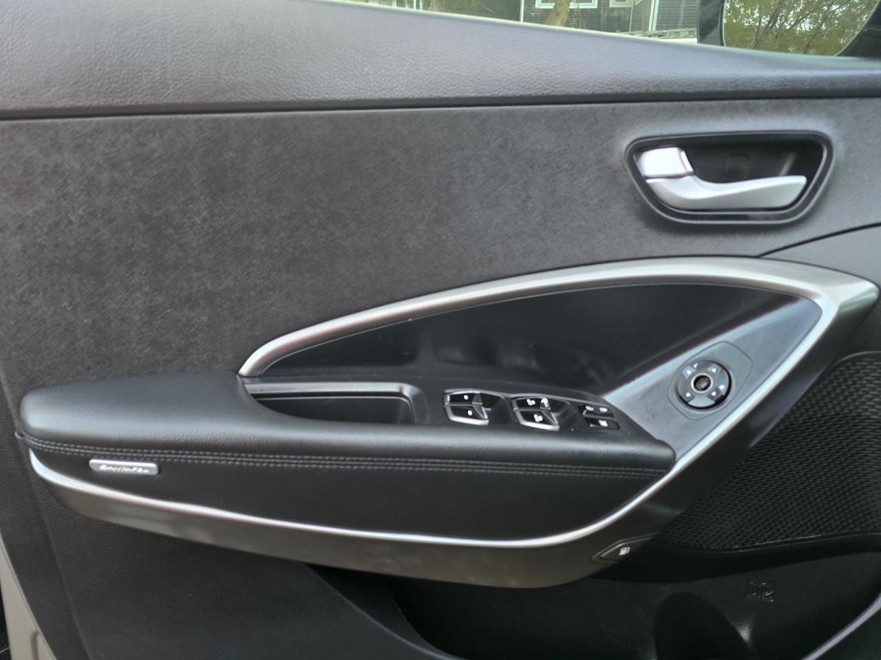 2017 Hyundai Santa Fe Sport SE-LEATHER-SUNROOF-BACK CAM-HEATED SEATS & MORE! - Photo #16