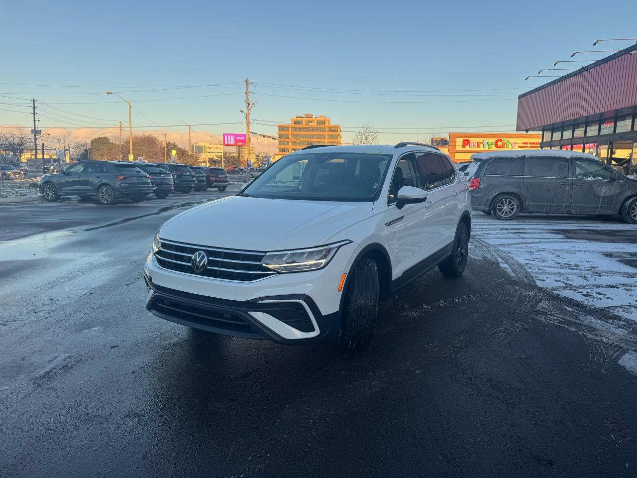 2024 Volkswagen Tiguan COMFORTLINE AWD LEATHER CARPLAY B/SPOT L/ASSIST Photo