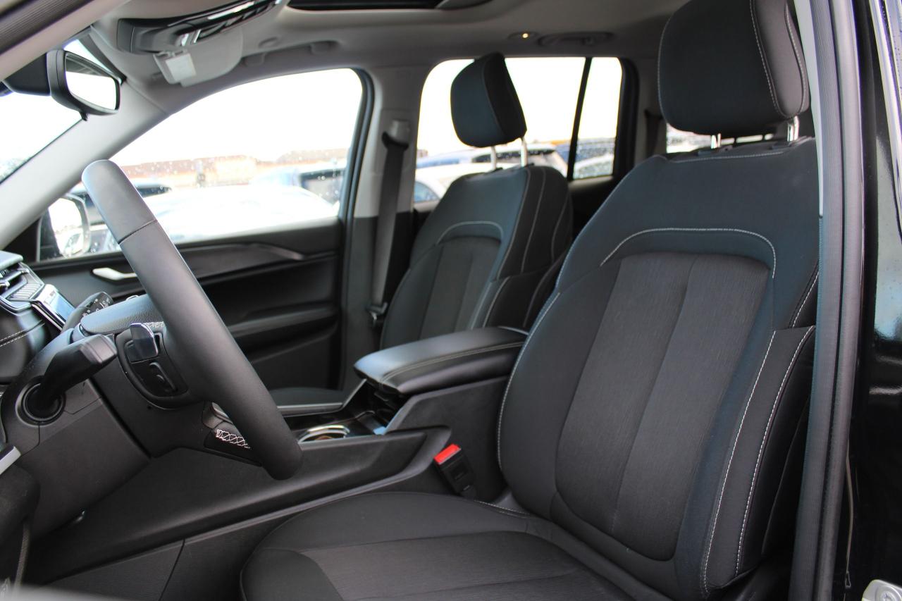 2023 Jeep Grand Cherokee LAREDO 4x4 - Photo #9