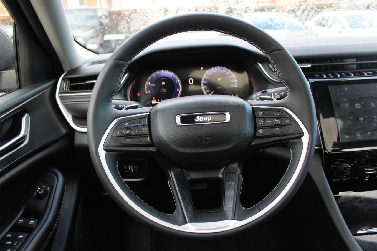 2023 Jeep Grand Cherokee LAREDO 4x4 - Photo #10