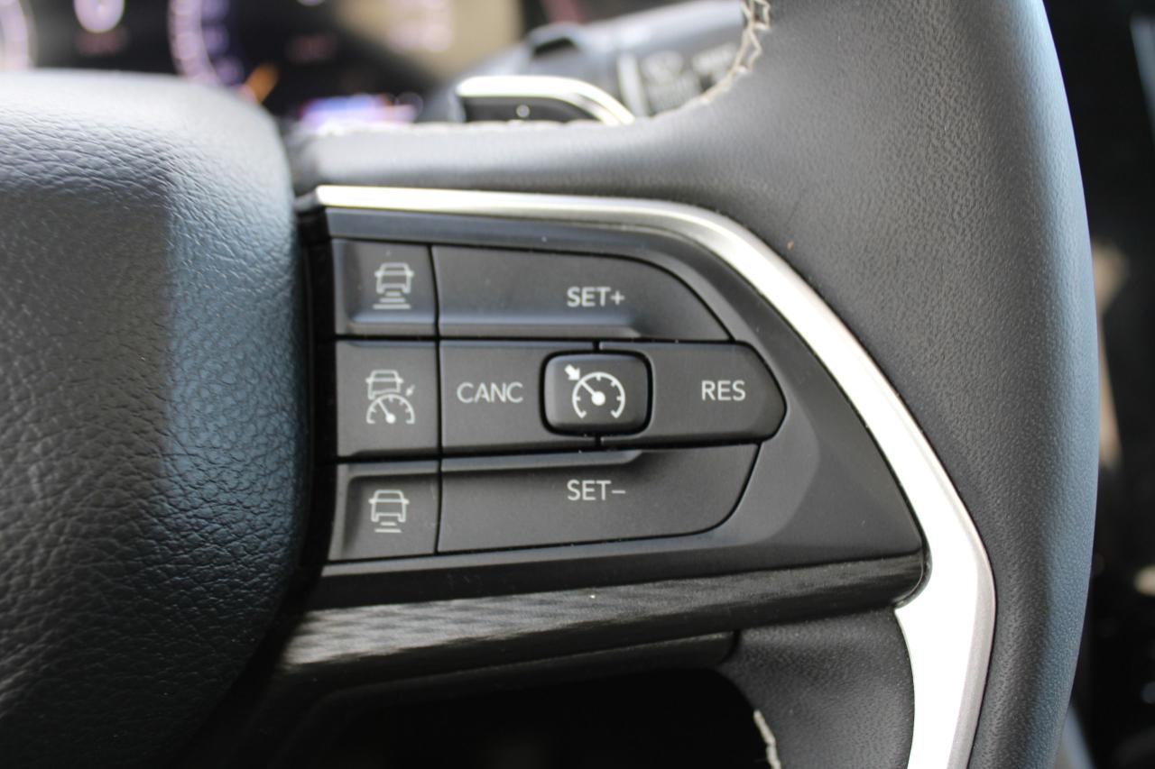 2023 Jeep Grand Cherokee LAREDO 4x4 - Photo #11