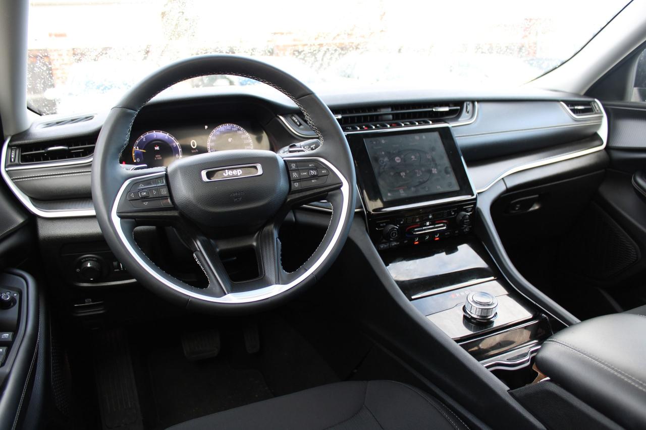 2023 Jeep Grand Cherokee LAREDO 4x4 - Photo #12