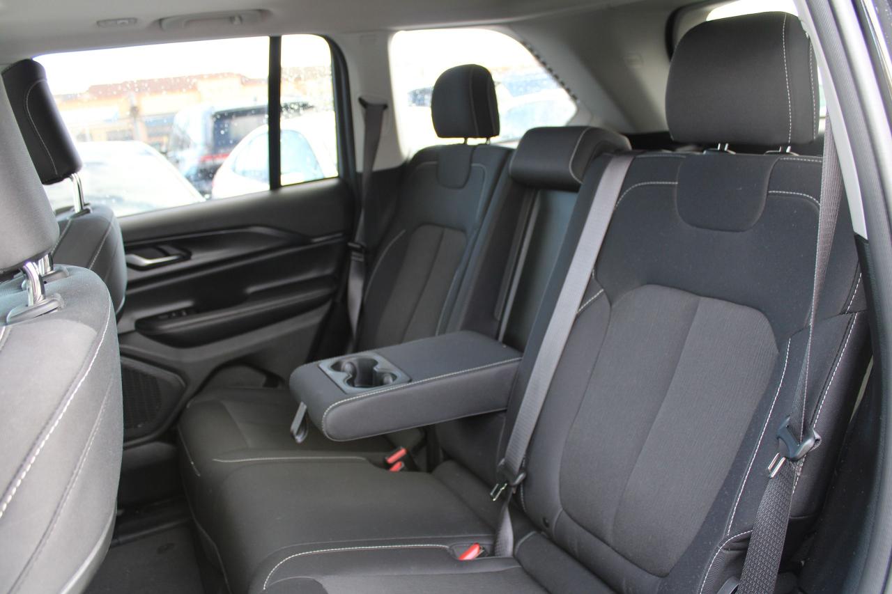 2023 Jeep Grand Cherokee LAREDO 4x4 - Photo #15