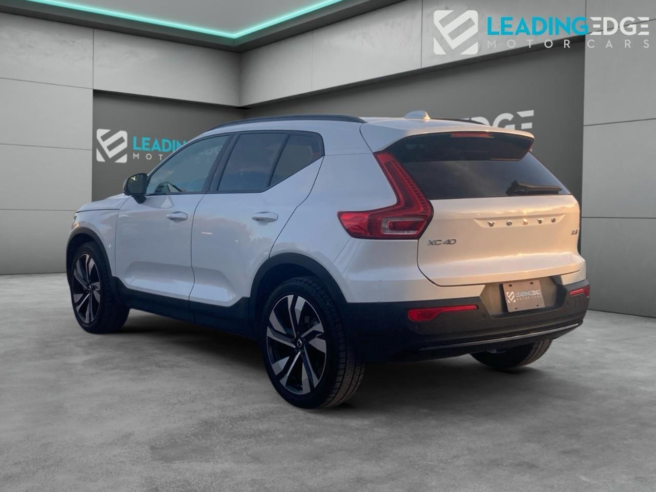 2024 Volvo XC40 B5 Plus Dark Theme Photo2