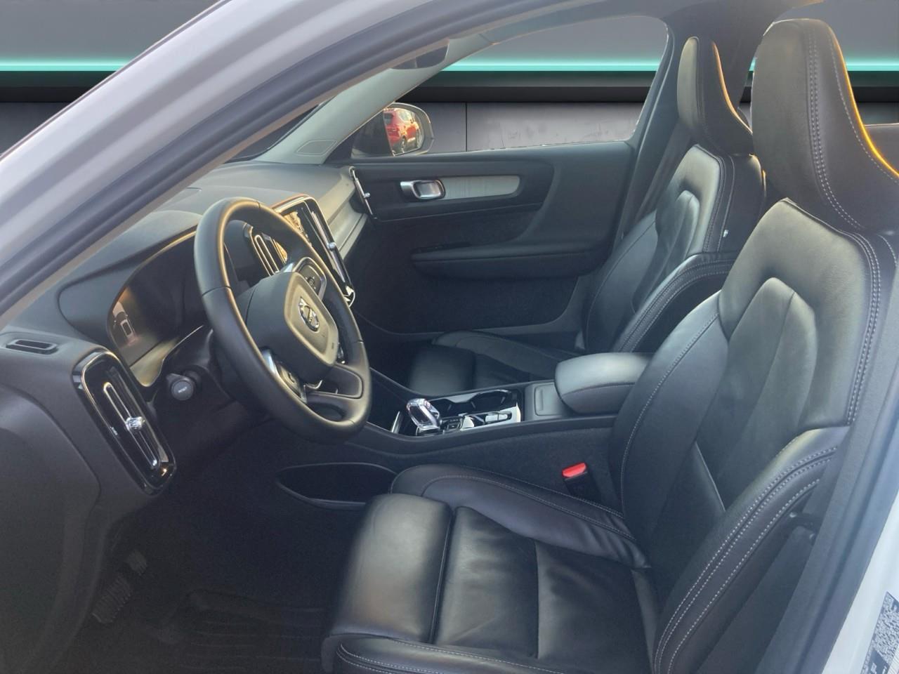 2024 Volvo XC40 B5 Plus Dark Theme Photo