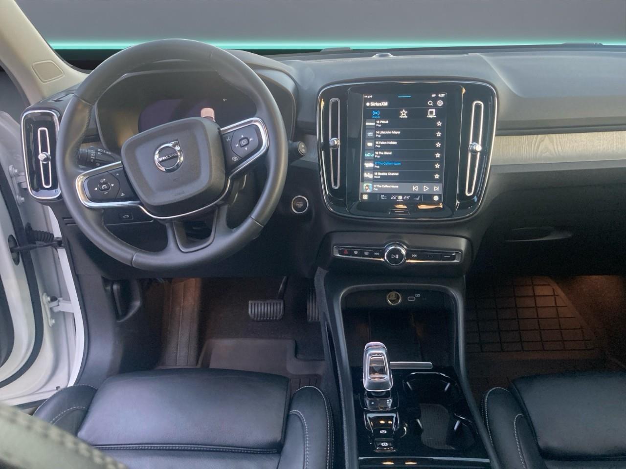 2024 Volvo XC40 B5 Plus Dark Theme Photo