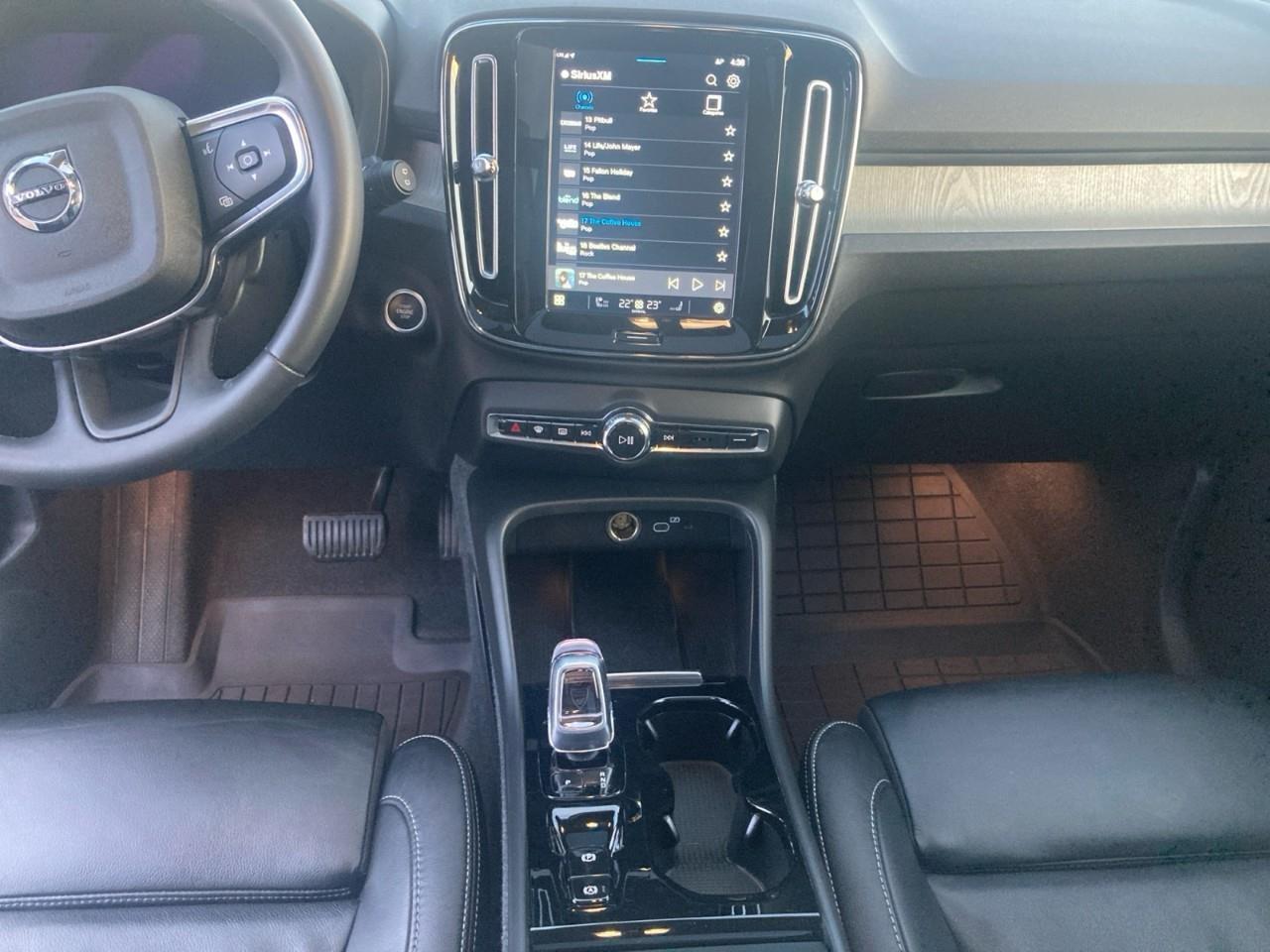 2024 Volvo XC40 B5 Plus Dark Theme Photo