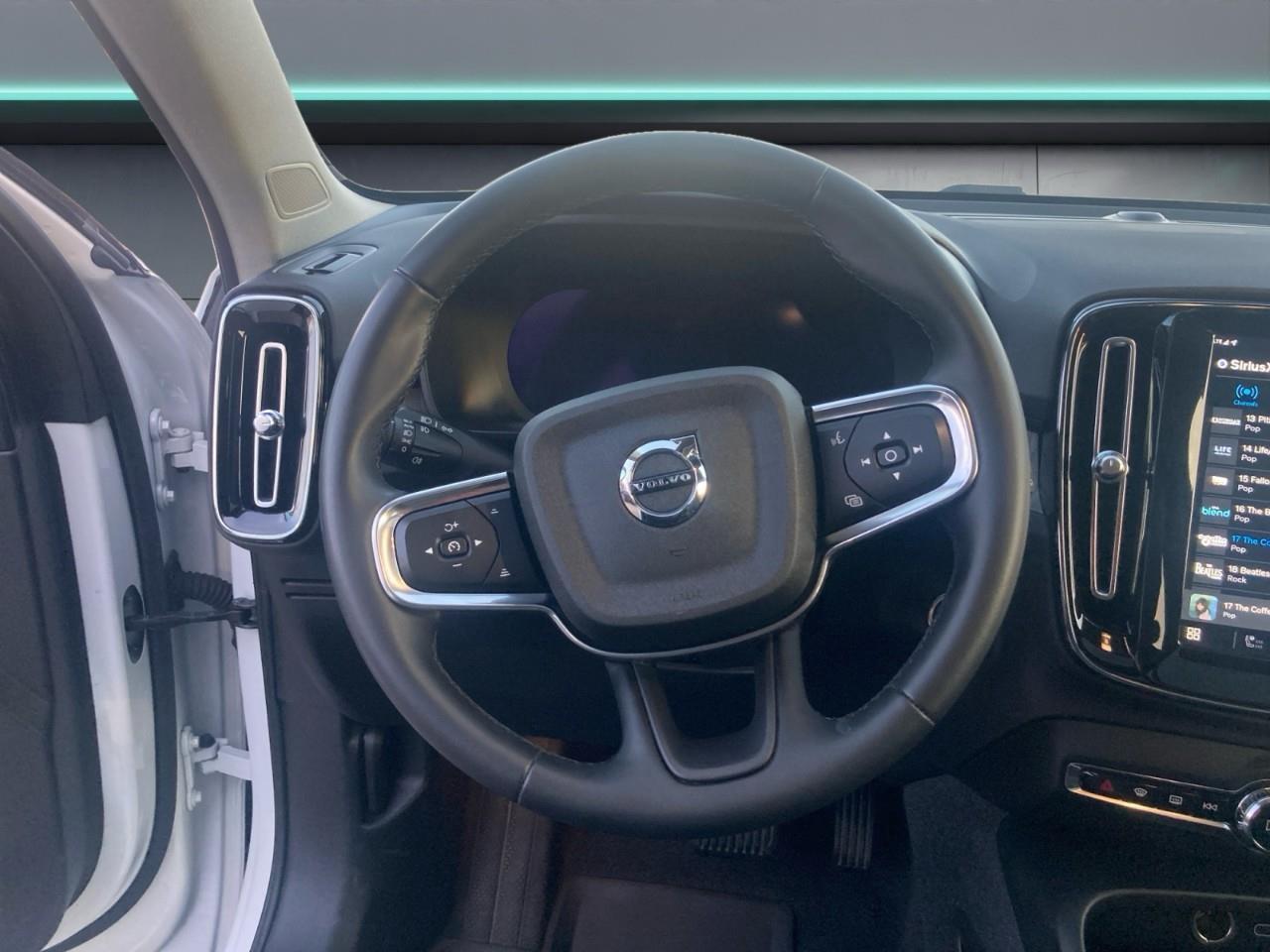 2024 Volvo XC40 B5 Plus Dark Theme Photo