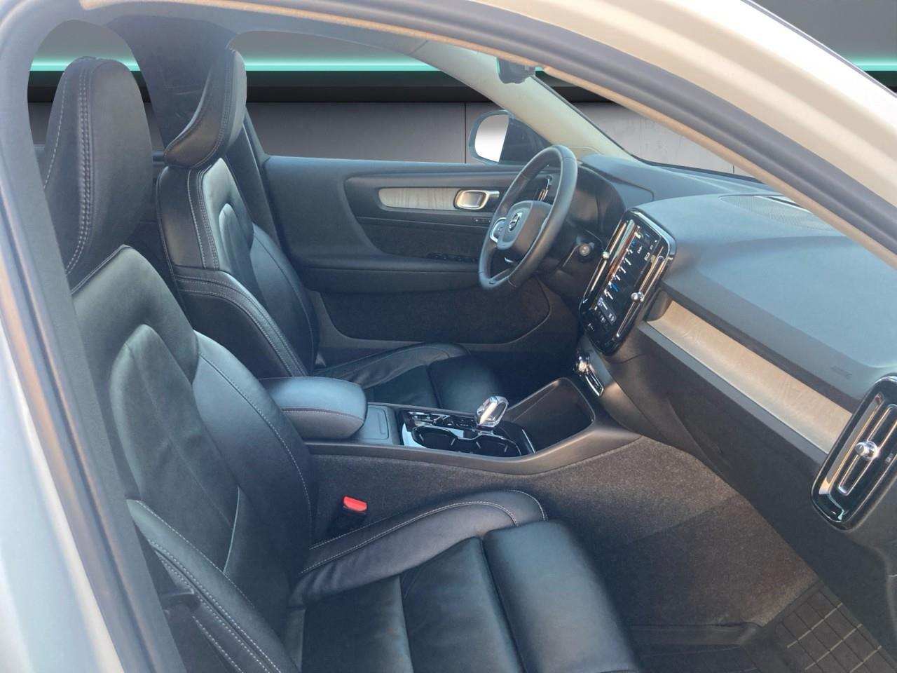 2024 Volvo XC40 B5 Plus Dark Theme Photo