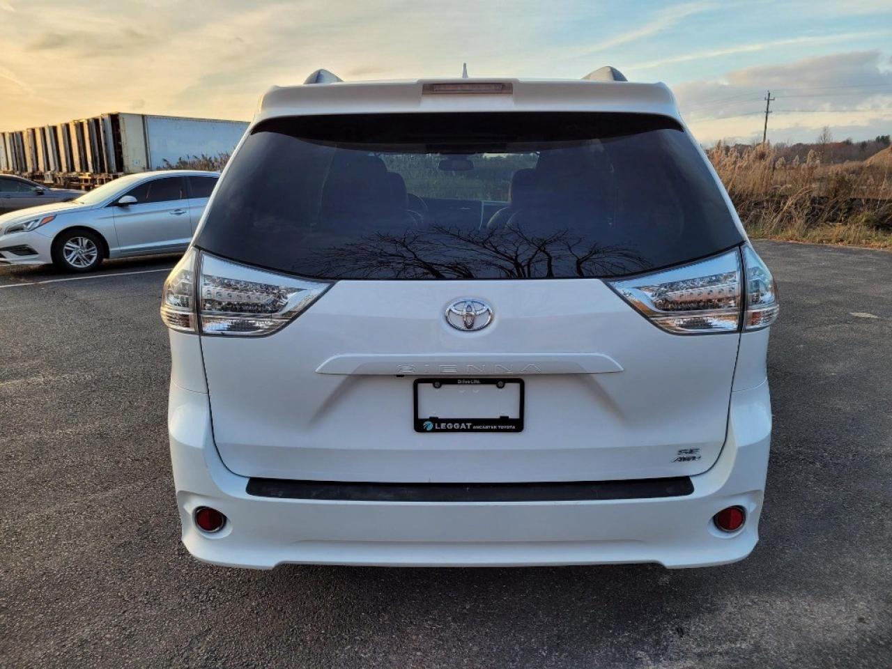 2020 Toyota Sienna SE 7-Passenger AWD Photo4