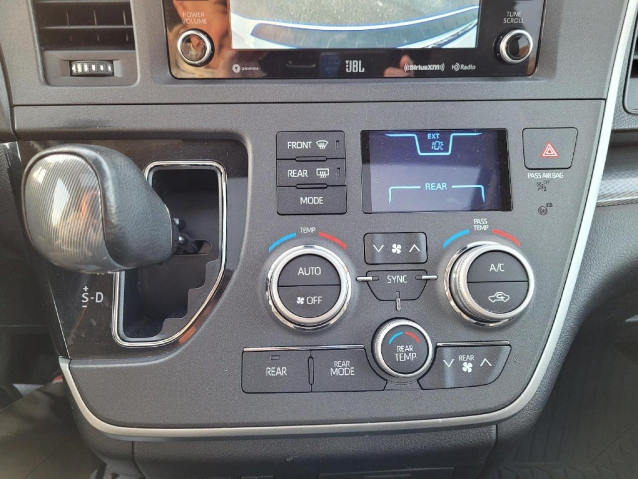 2020 Toyota Sienna SE 7-Passenger AWD Photo