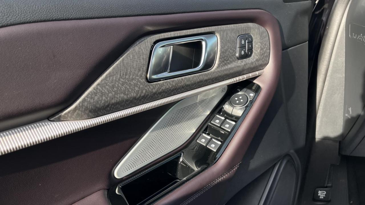 2025 Ford Explorer Platinum Photo