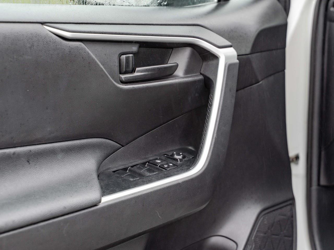 2020 Toyota RAV4 LE FWD Photo