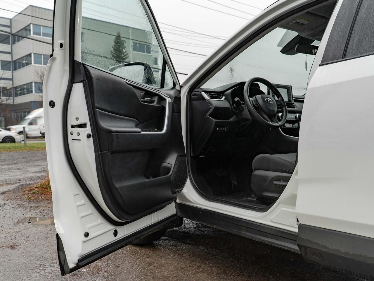 2020 Toyota RAV4 LE FWD Photo