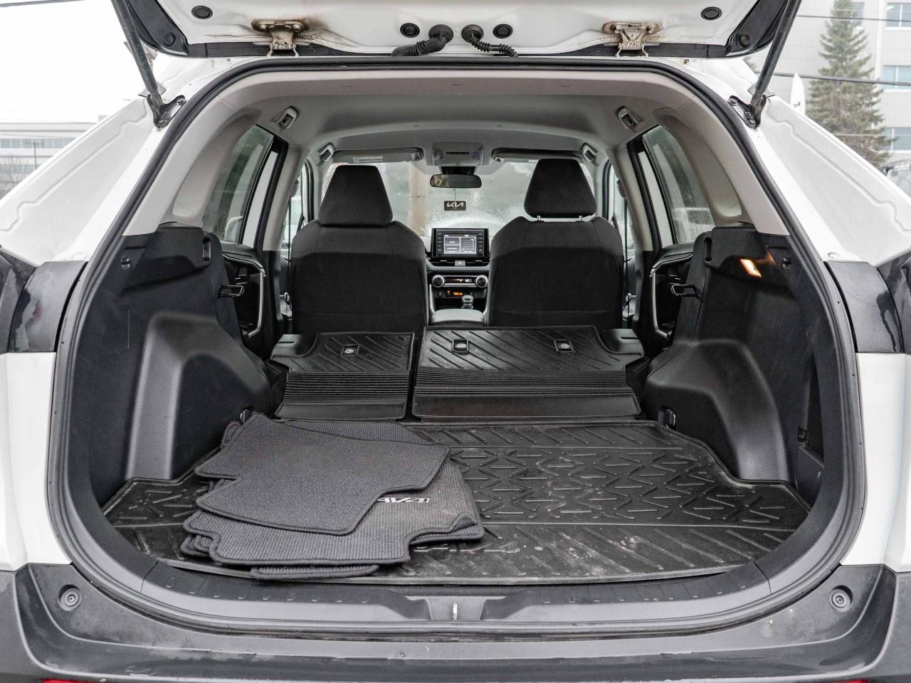 2020 Toyota RAV4 LE FWD Photo