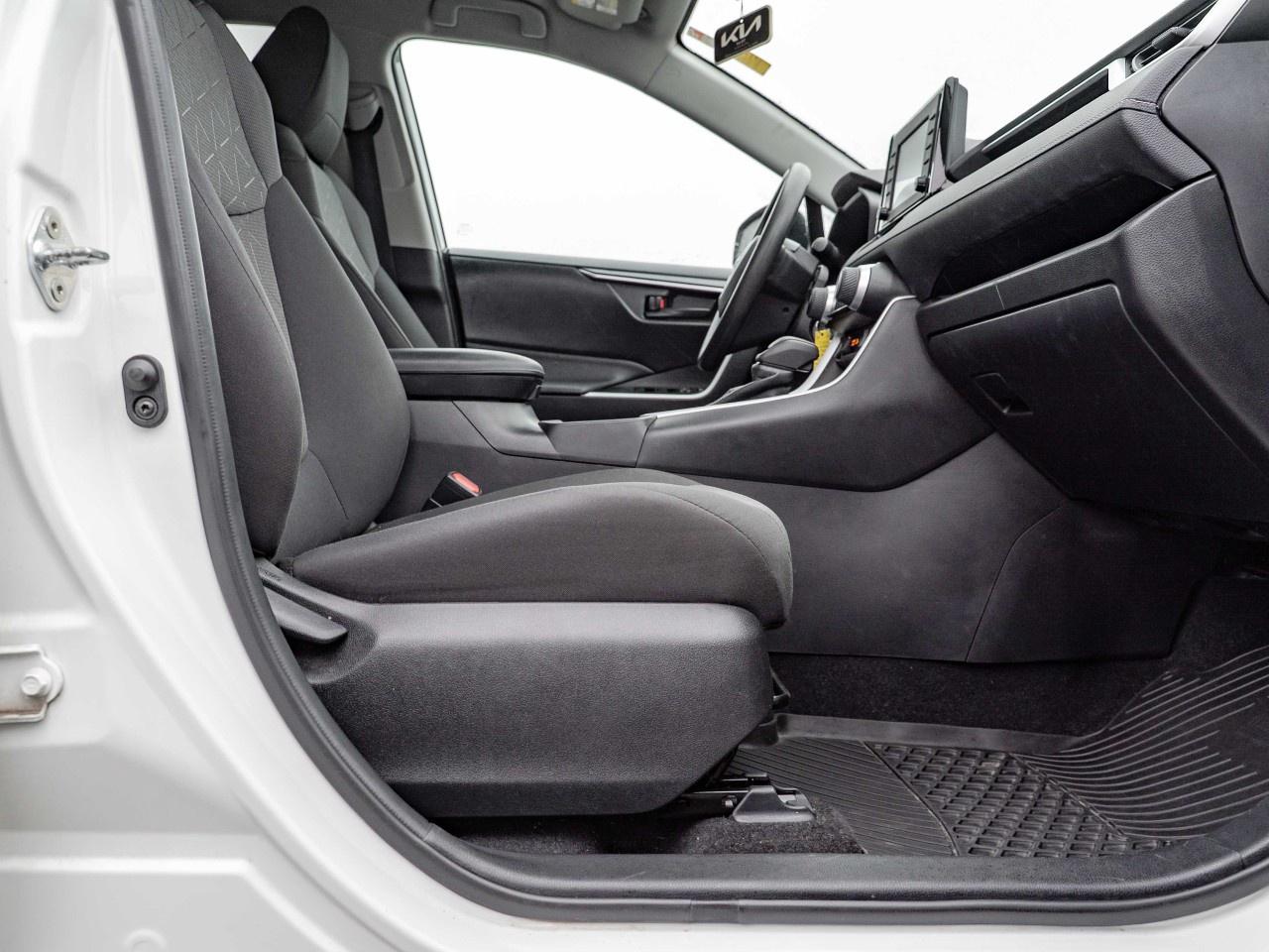 2020 Toyota RAV4 LE FWD Photo