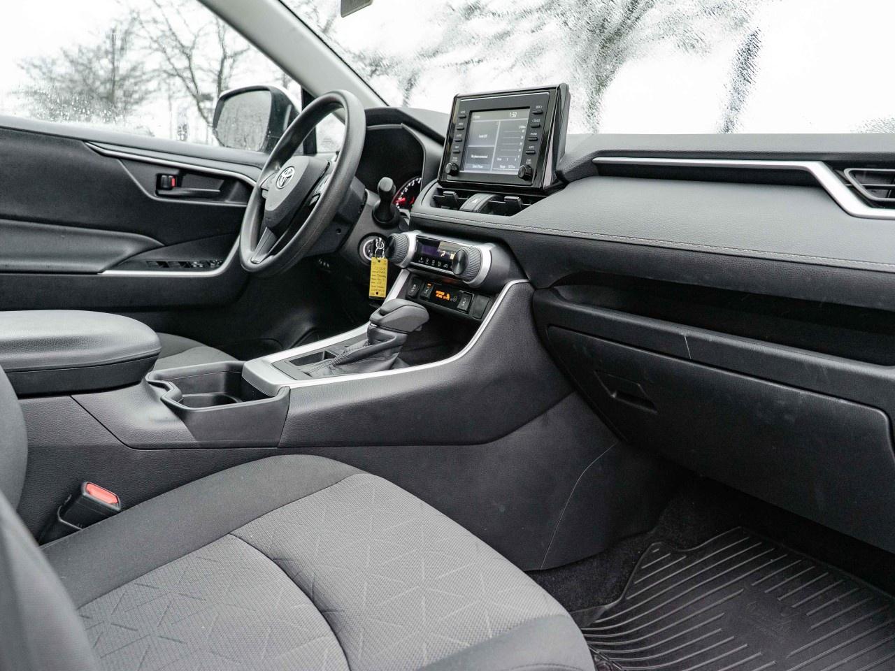 2020 Toyota RAV4 LE FWD Photo