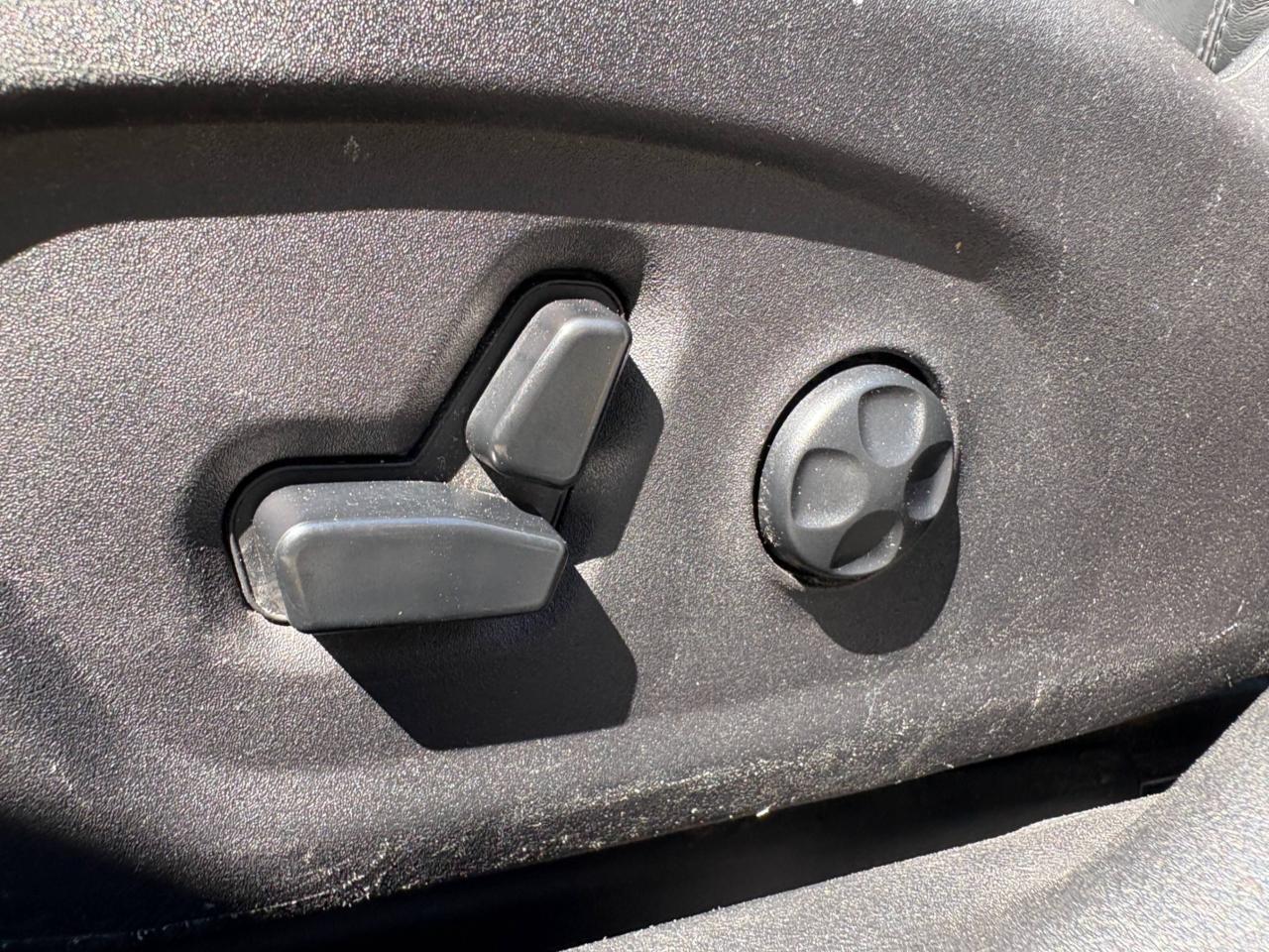 2015 Chrysler 200 C Limited, FULLY LOADED, with Safety and 1 year $2,000 per-claim limit Warranty. Financing Available Photo