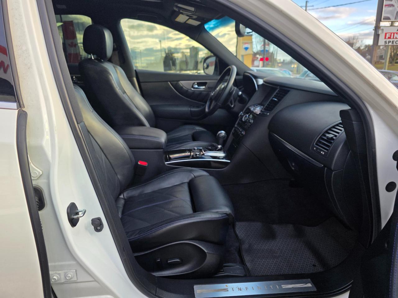 2017 Infiniti QX70 Sport Accident Free | Last Model Year | LOW KMS Photo