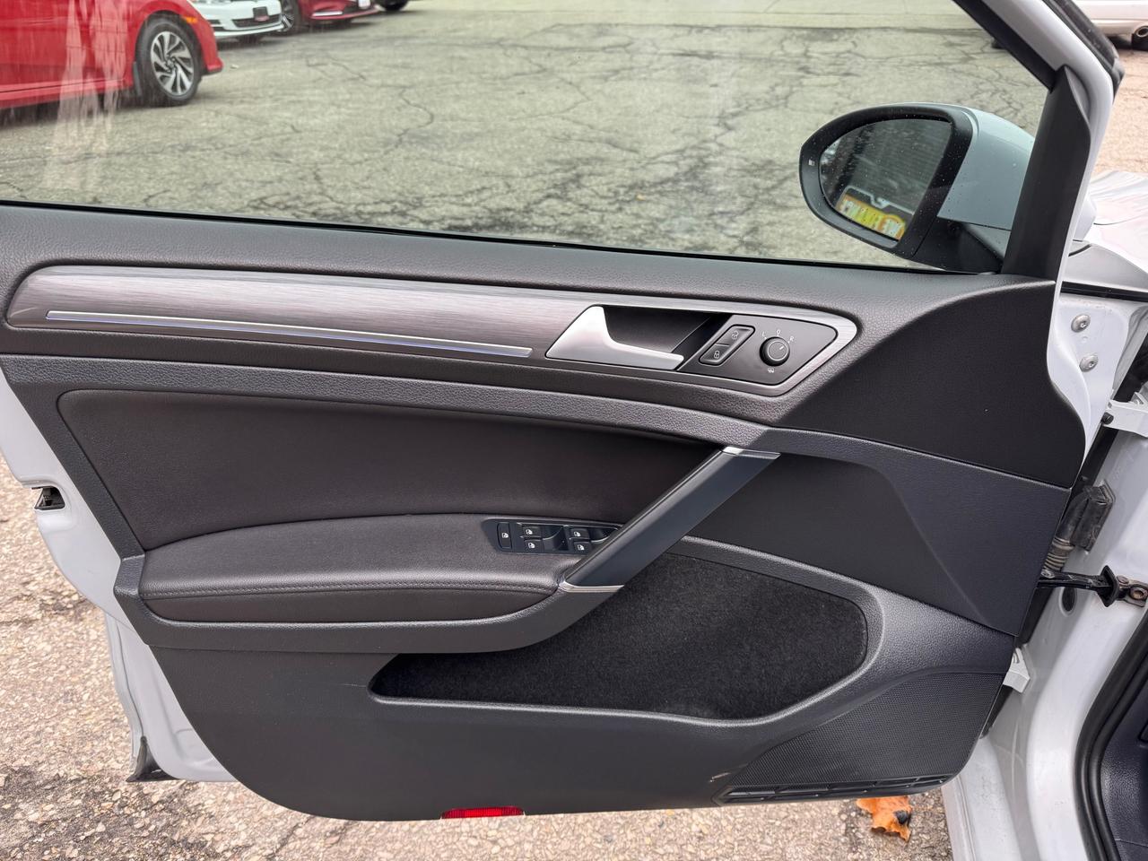 2019 Volkswagen Golf e-Golf Comfortline Dealer Serviced | Navigation | Leather Photo