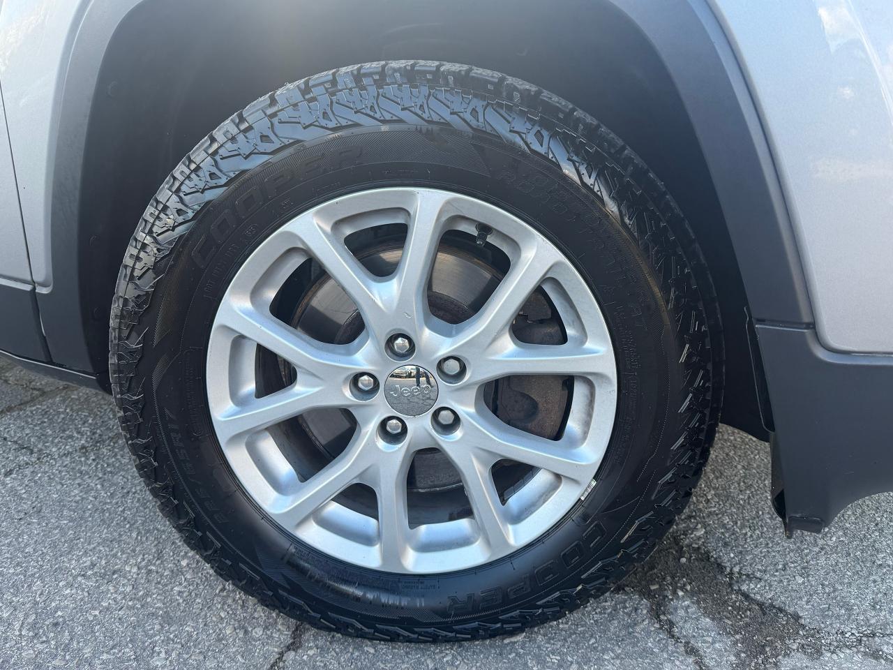 2016 Jeep Cherokee Altitude 4WD V6 *CLEAN CARFAX*SAFETY INCL* - Photo #6