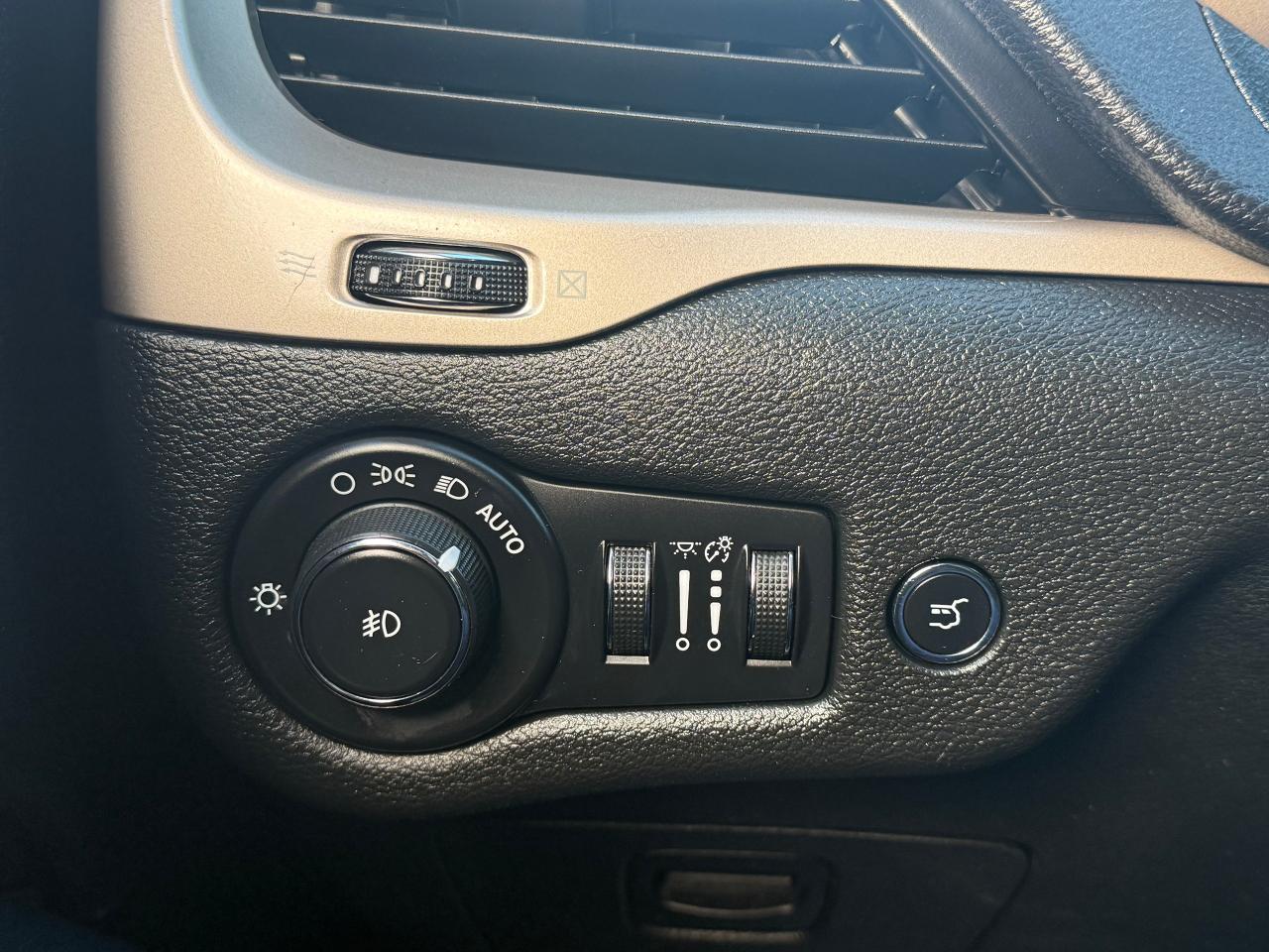 2016 Jeep Cherokee Altitude 4WD V6 *CLEAN CARFAX*SAFETY INCL* - Photo #10