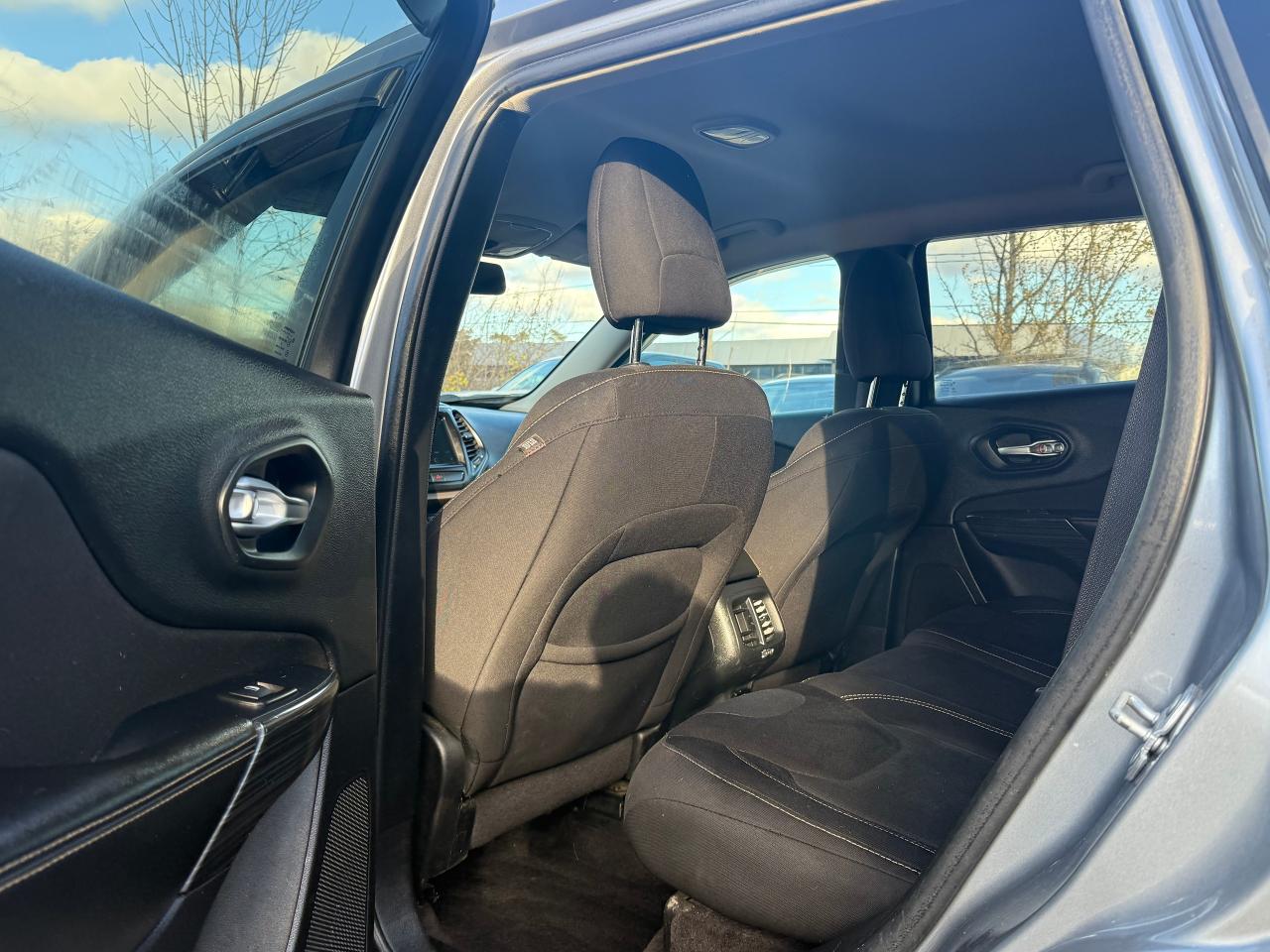 2016 Jeep Cherokee Altitude 4WD V6 *CLEAN CARFAX*SAFETY INCL* - Photo #14