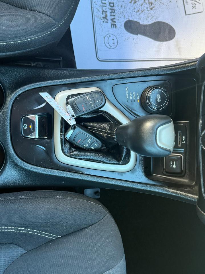 2016 Jeep Cherokee Altitude 4WD V6 *CLEAN CARFAX*SAFETY INCL* - Photo #11