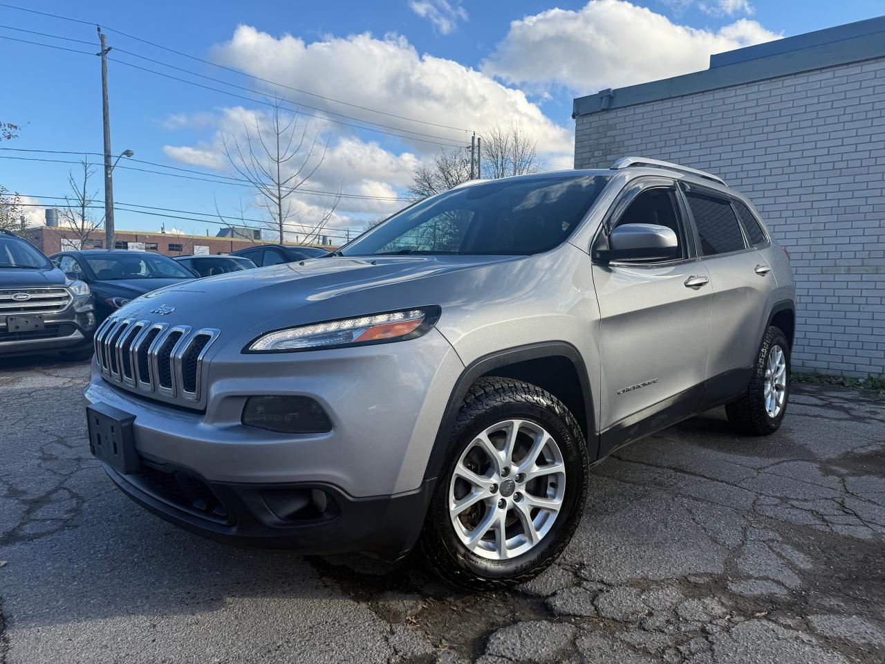 2016 Jeep Cherokee Altitude 4WD V6 *CLEAN CARFAX*SAFETY INCL* - Photo #2