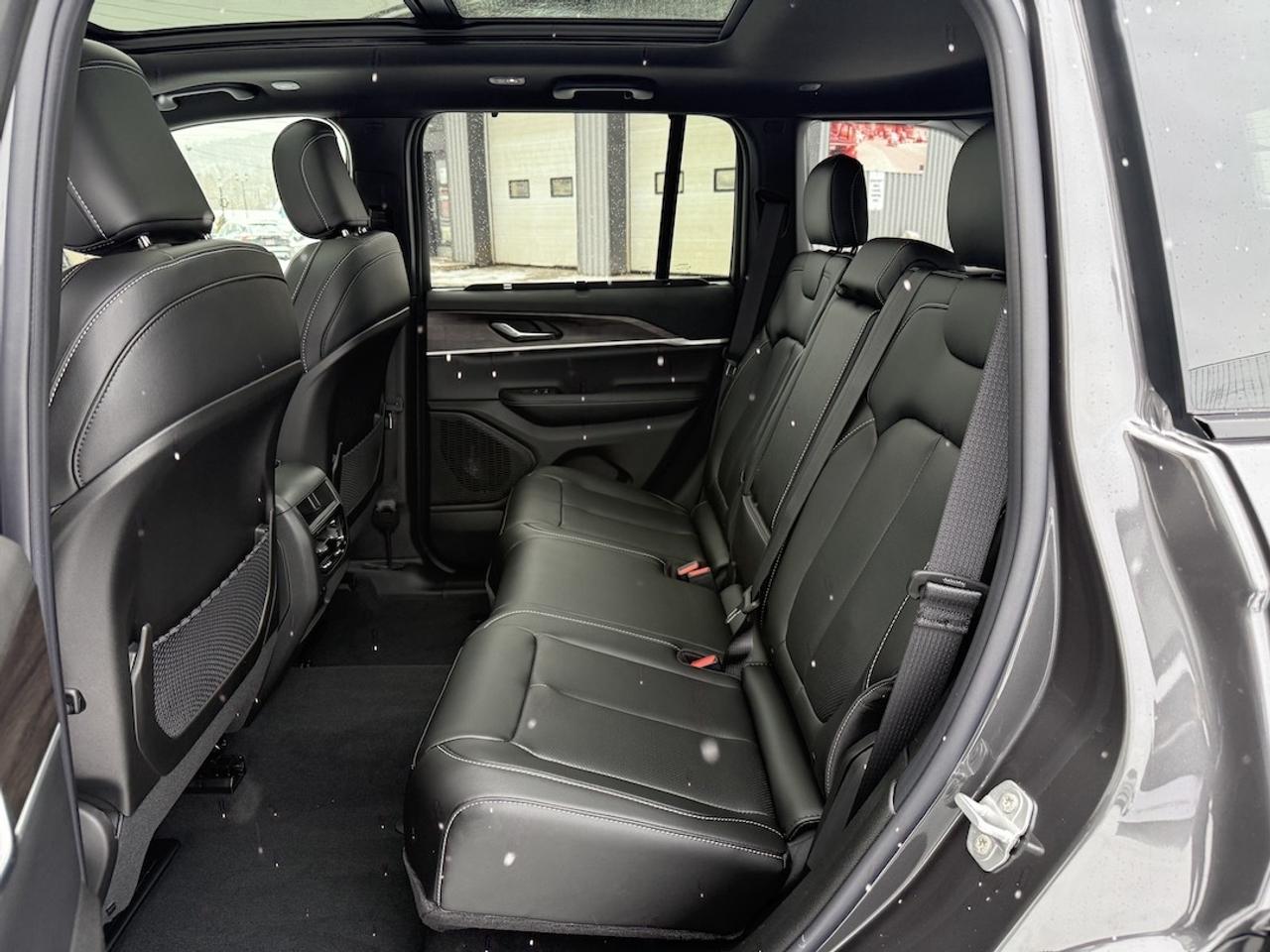 2025 Jeep Grand Cherokee LIMITED 4X4 Photo