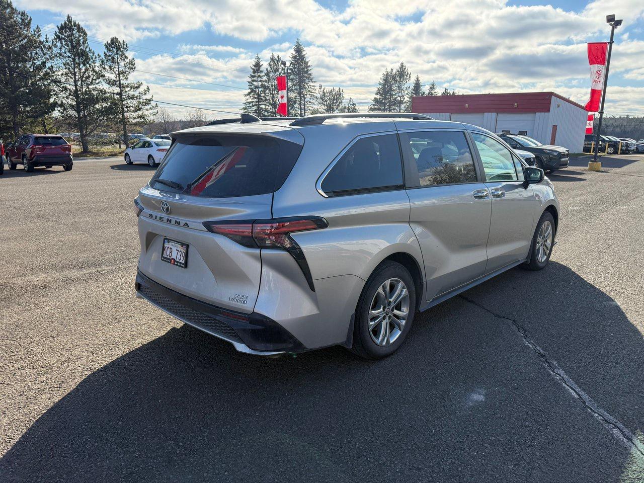 2023 Toyota Sienna LE Photo4