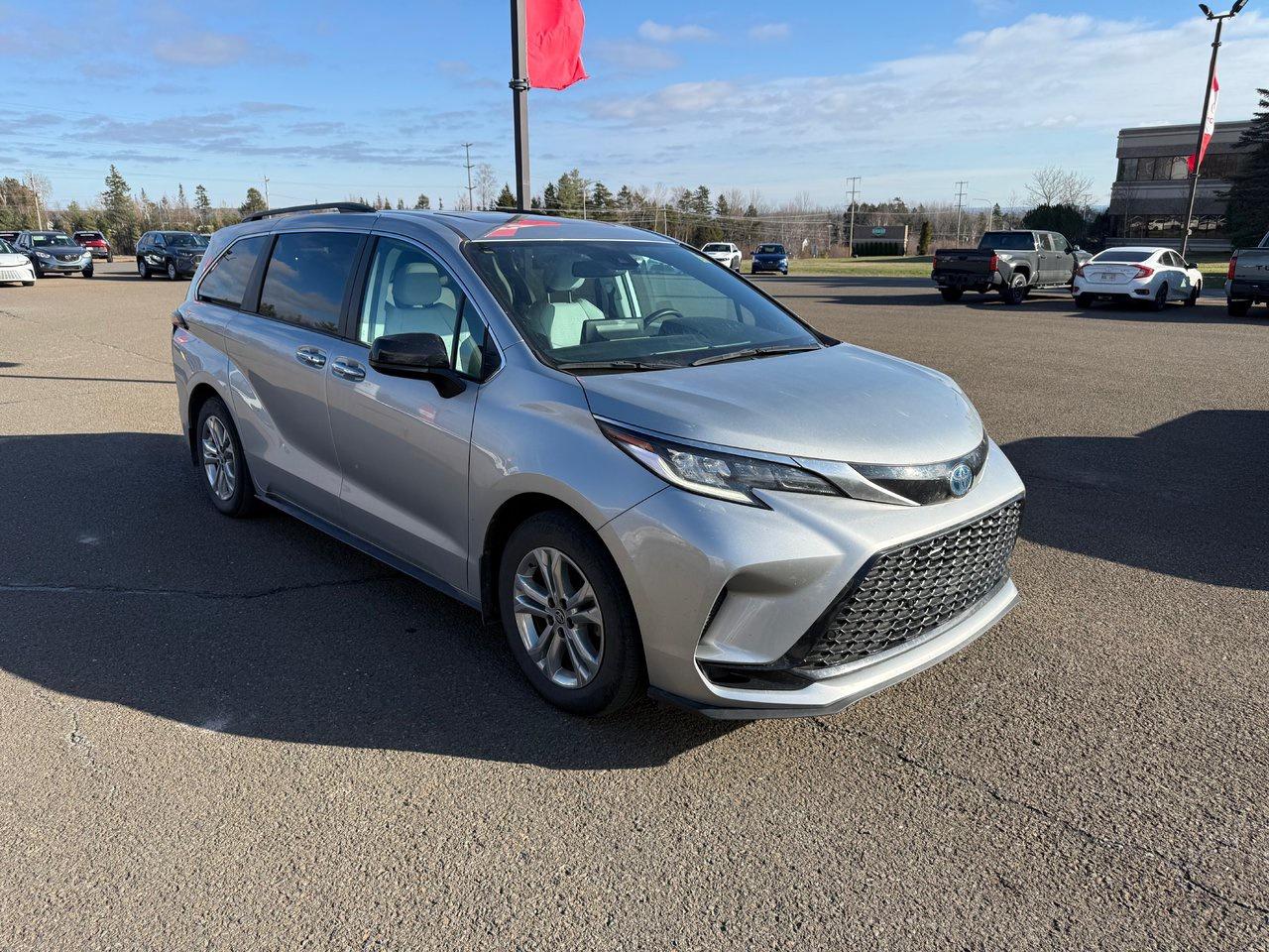 2023 Toyota Sienna LE Photo2