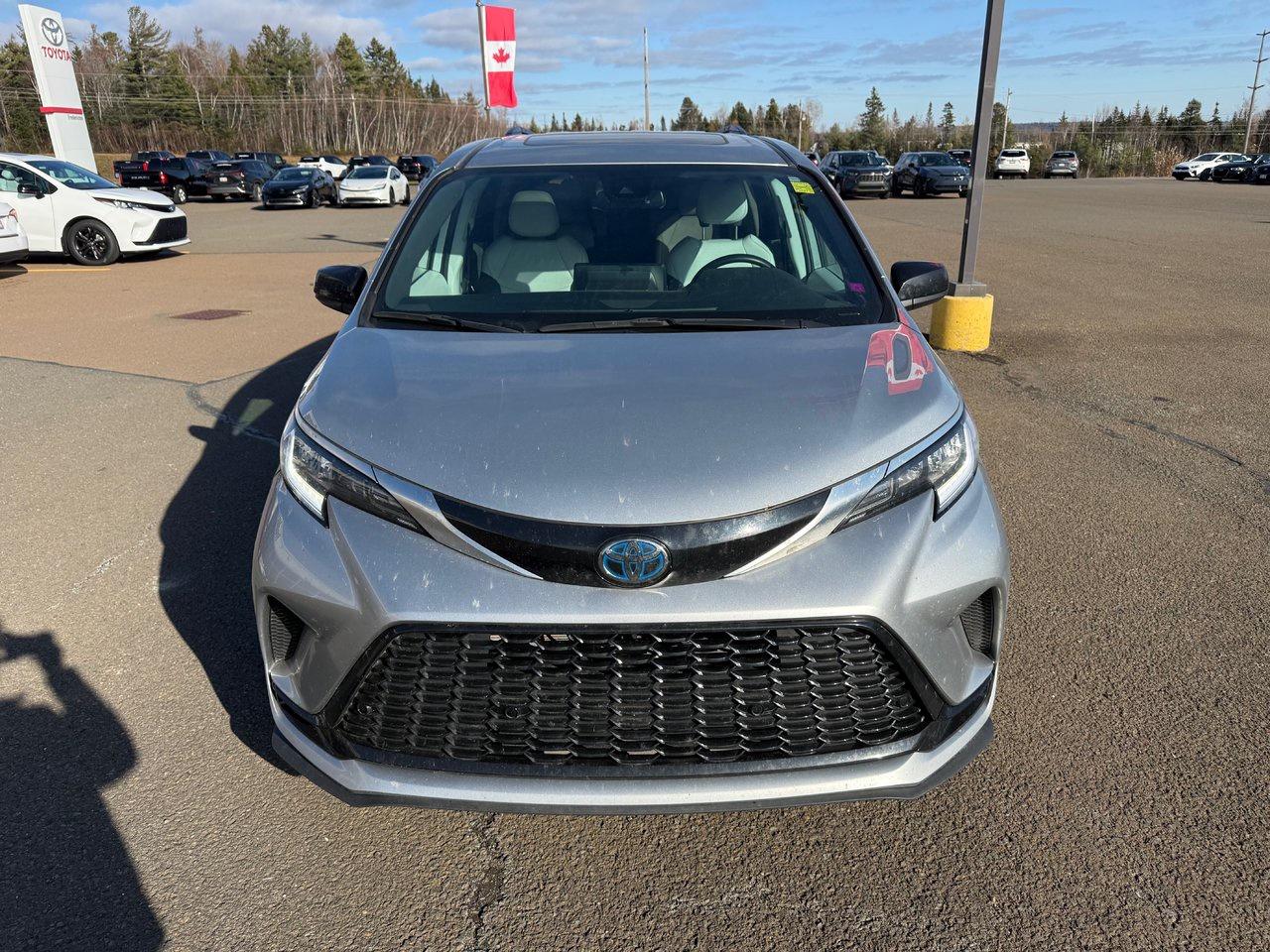 2023 Toyota Sienna LE Photo1