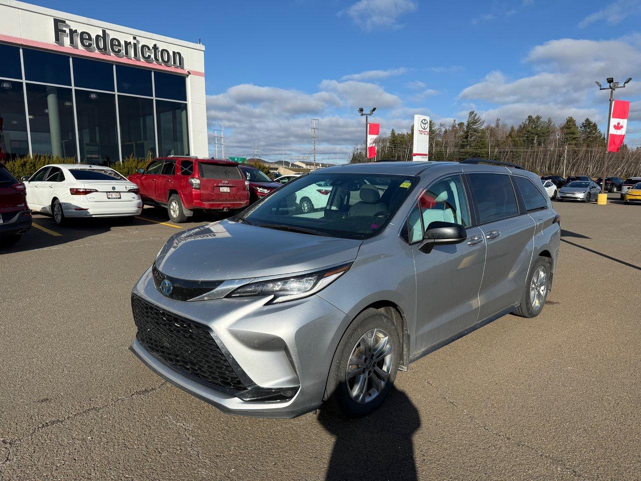 2023 Toyota Sienna LE Photo0