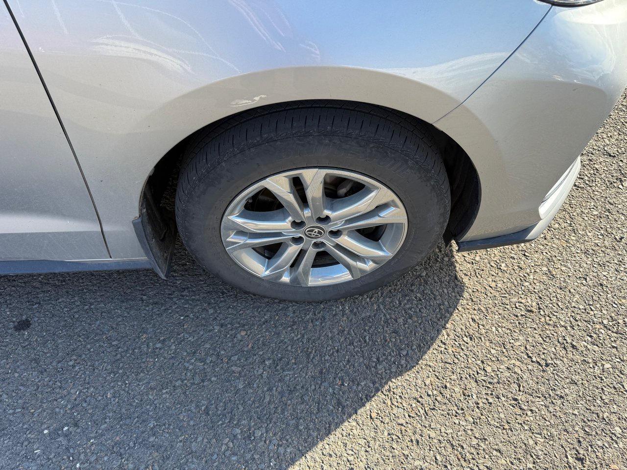 2023 Toyota Sienna LE Photo3