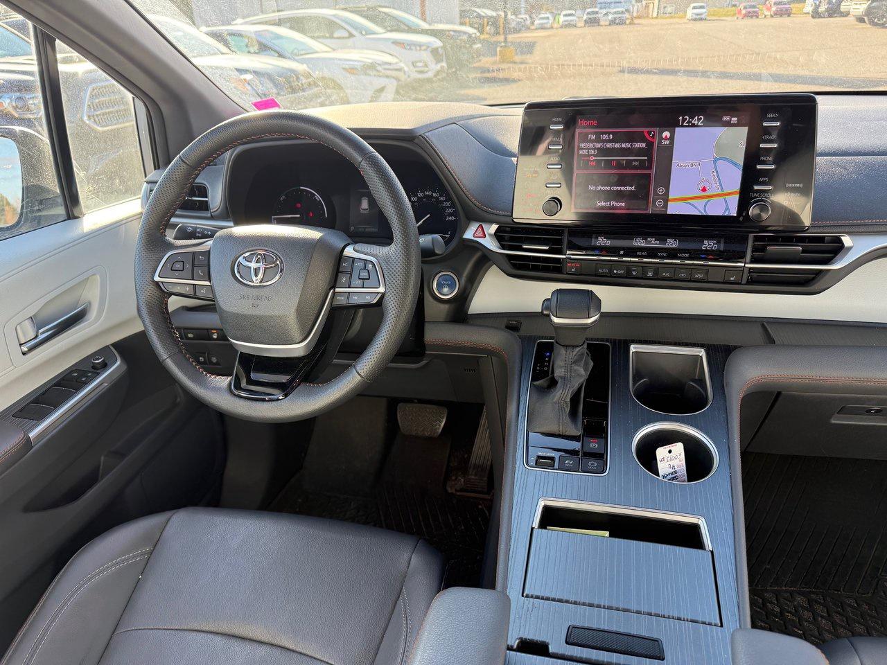 2023 Toyota Sienna LE Photo