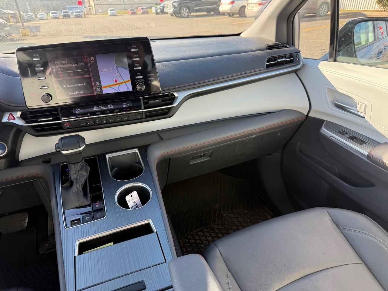 2023 Toyota Sienna LE Photo