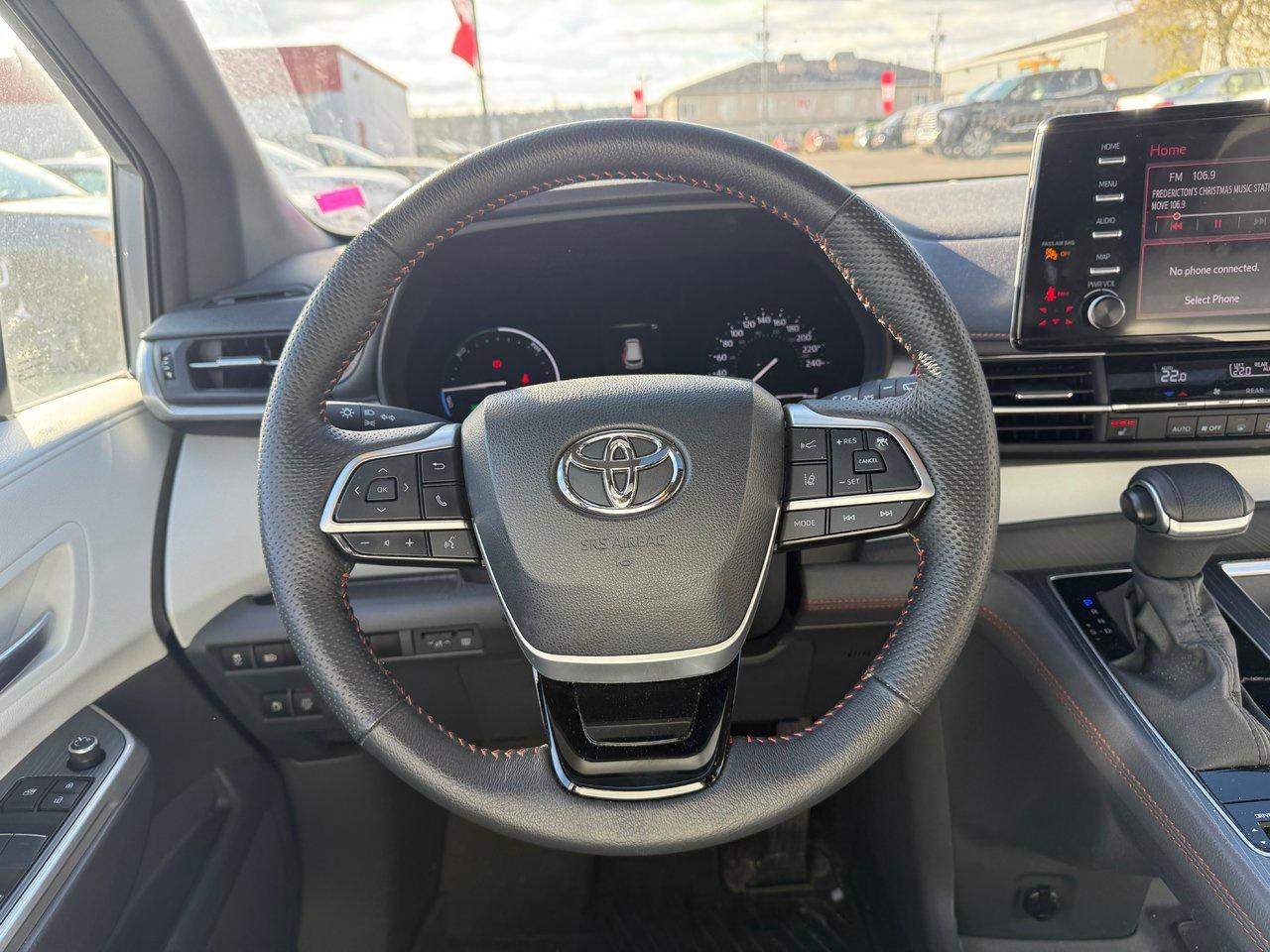 2023 Toyota Sienna LE Photo