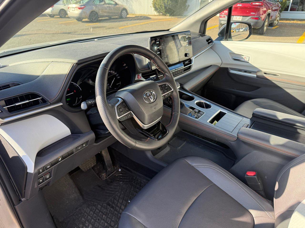 2023 Toyota Sienna LE Photo