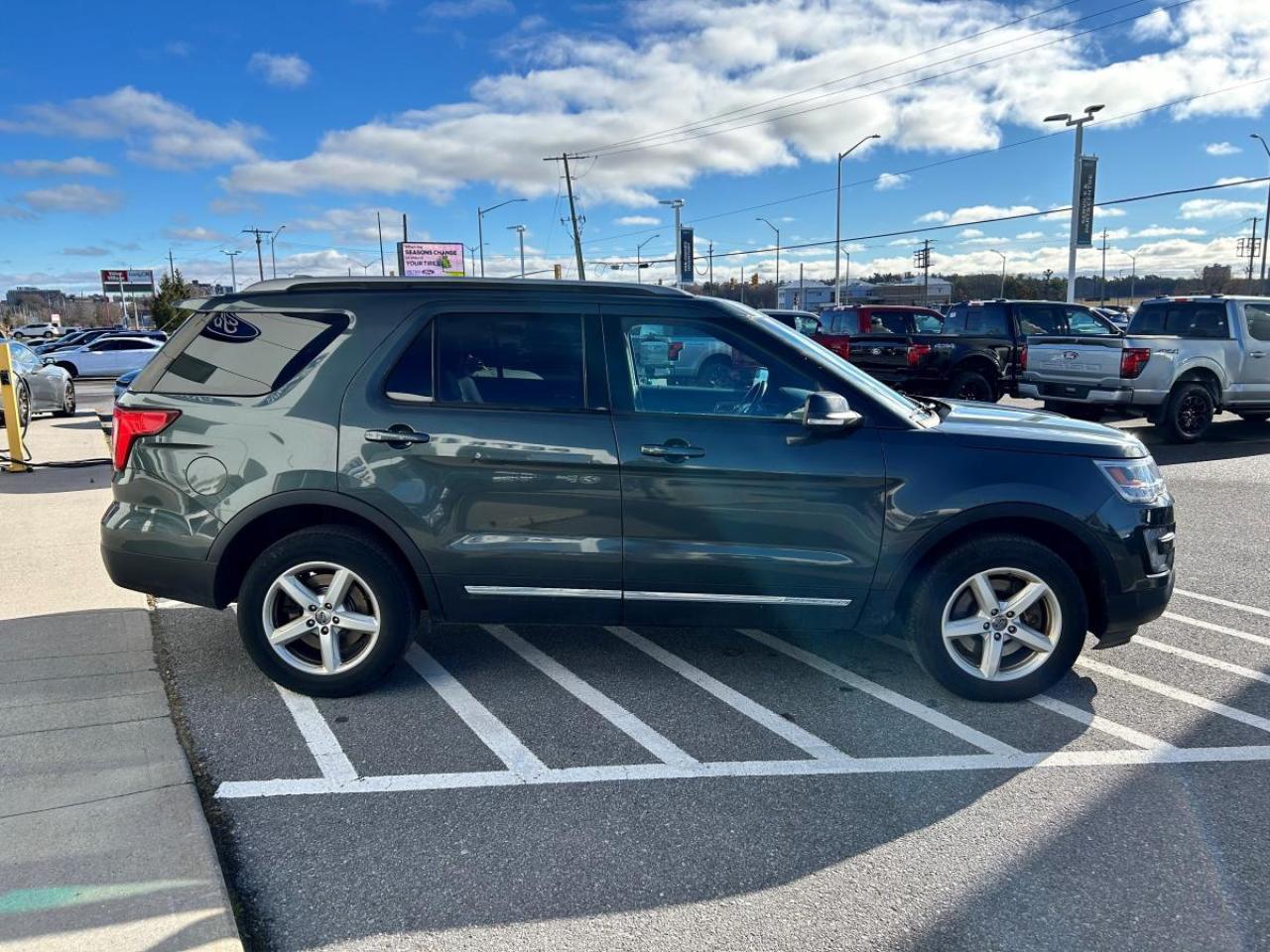 2016 Ford Explorer XLT Photo3