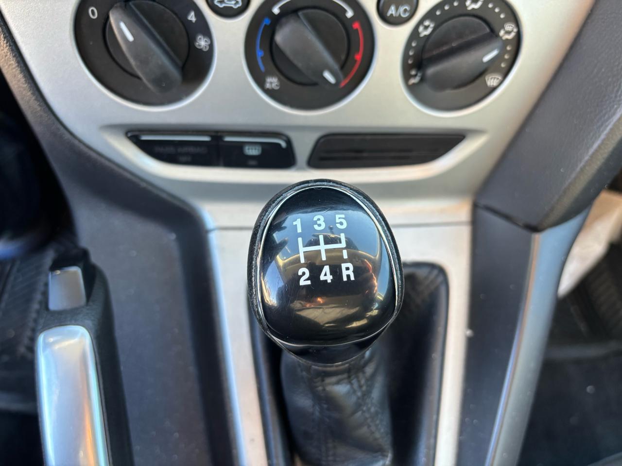 2013 Ford Focus SE, HachBack, 5 Spd Manual Transmission Photo