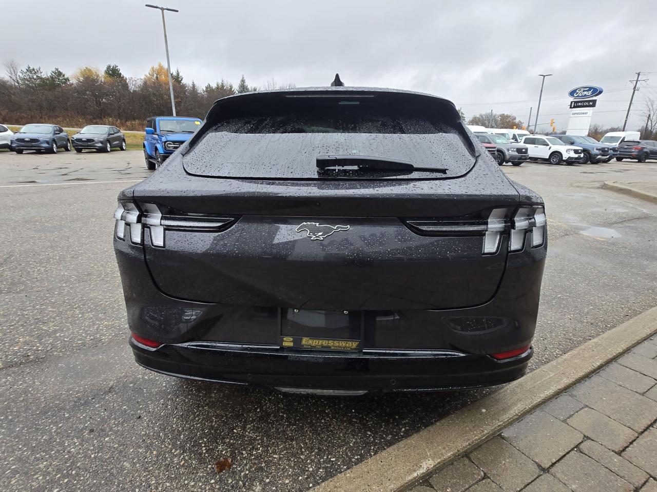 2022 Ford Mustang Mach-E PREMIUM, AWD, STANDARD RANGE, LOCAL TRADE! Photo3