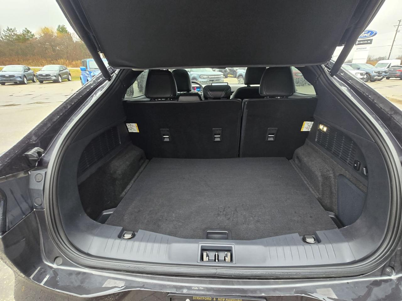 2022 Ford Mustang Mach-E PREMIUM, AWD, STANDARD RANGE, LOCAL TRADE! Photo4