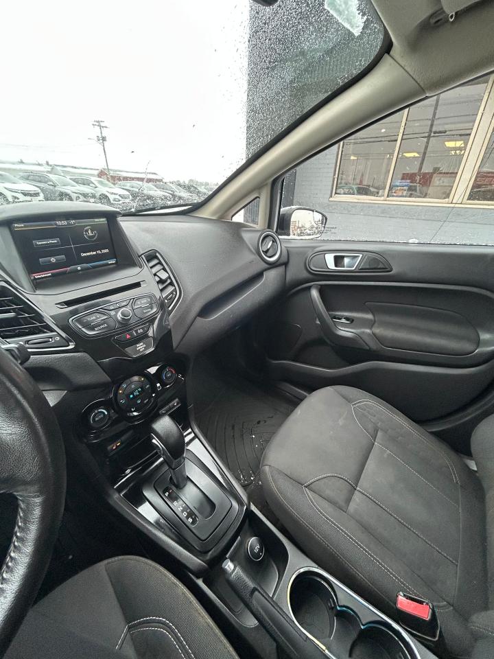 2015 Ford Fiesta SE Photo