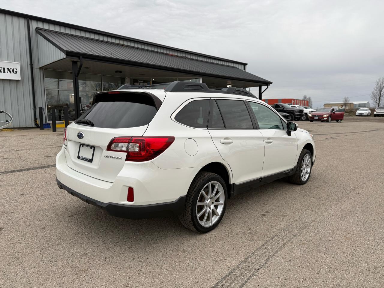 2016 Subaru Outback 2.5i w/Limited Pkg Photo3